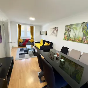 3 Bedrooms 3 Bathrooms Spacious House, Reception, Kitchen, Garden, Parking , Londres Royaume-Uni